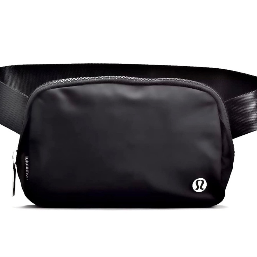 Lululemon Everywhere belt bag